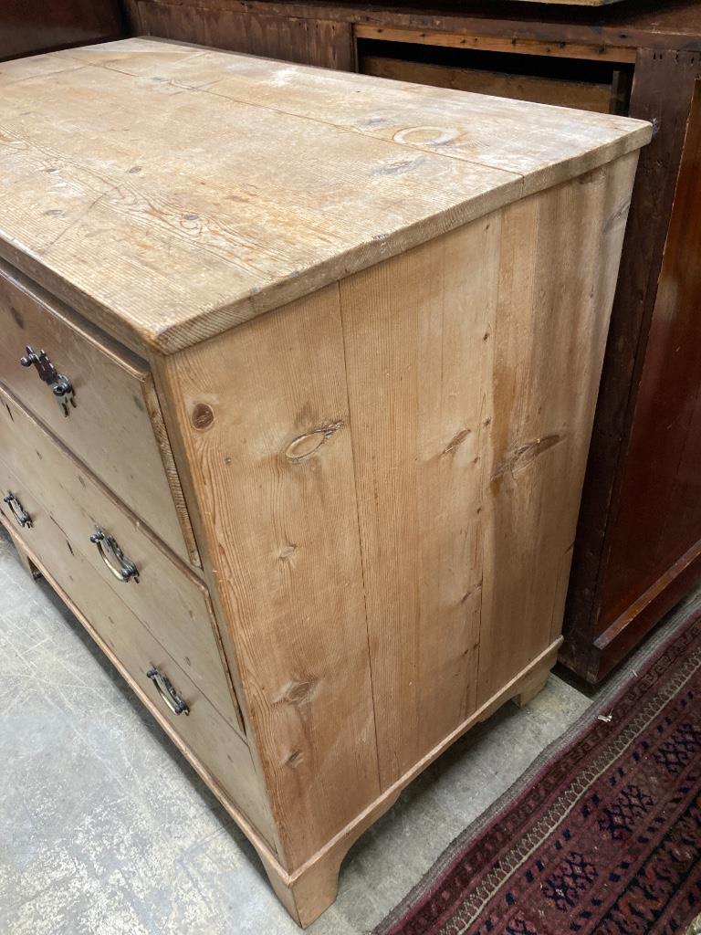 A Georgian pine chest of drawers, width 91cm depth 51cm height 85cm